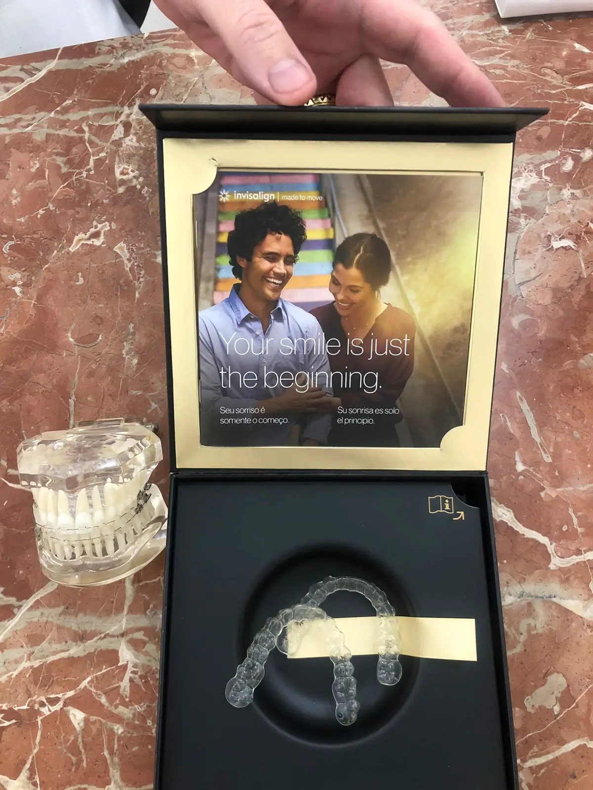 Kit Invisalign com alinhadores transparentes usados no tratamento ortodôntico