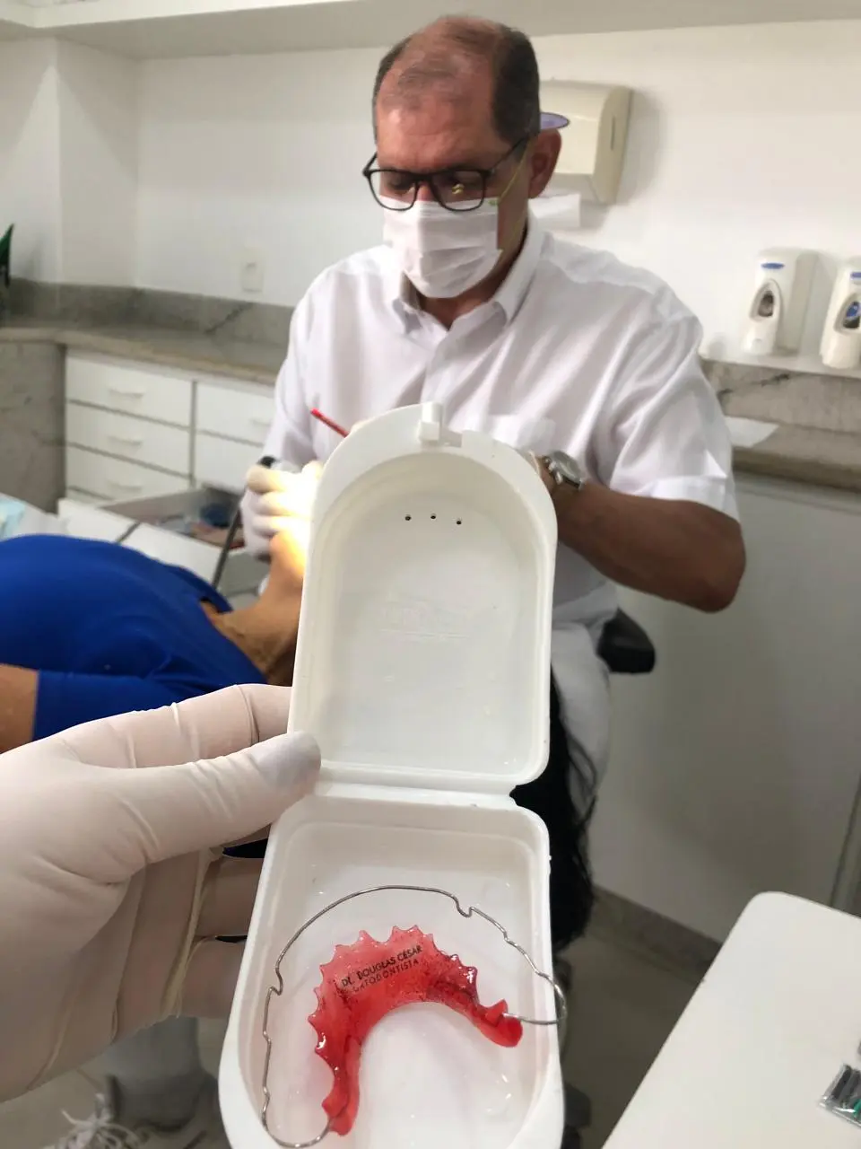Dr. Douglas César apresentando aparelho removível ortodôntico no consultório