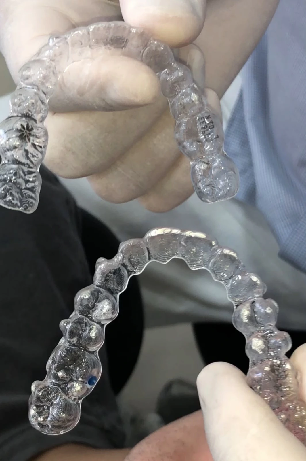 Alinhadores transparentes Invisalign confeccionados sob medida para tratamento ortodôntico